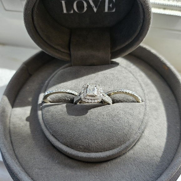 Vera Wang 1.45 total carat Engagement ring and two wedding bands .23 carats/each - Picture 8 of 10